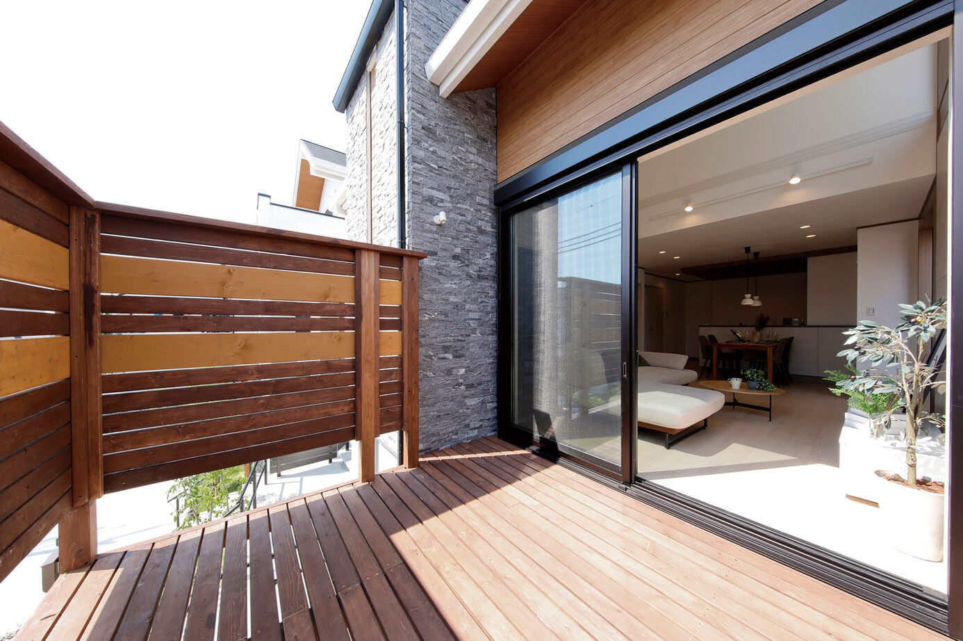 野村工務店 吹抜けのLDK+アウトドアリビングデッキで30畳を超える大空間。高台の開放感を満喫する家の建築実例画像3