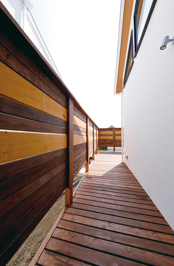 野村工務店 吹抜けのLDK+アウトドアリビングデッキで30畳を超える大空間。高台の開放感を満喫する家の建築実例画像4