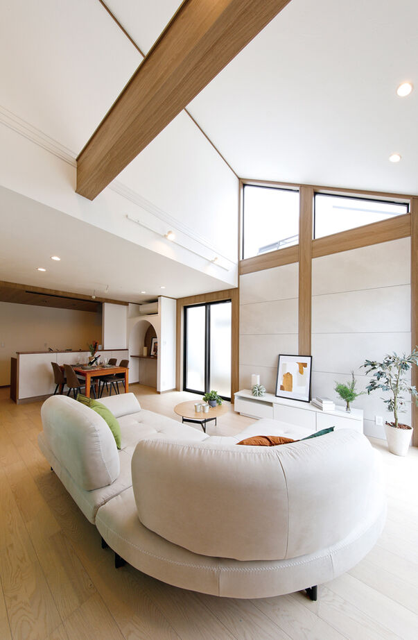 野村工務店 吹抜けのLDK+アウトドアリビングデッキで30畳を超える大空間。高台の開放感を満喫する家の建築実例画像5