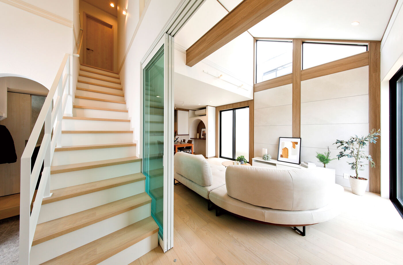 野村工務店 吹抜けのLDK+アウトドアリビングデッキで30畳を超える大空間。高台の開放感を満喫する家の建築実例画像6