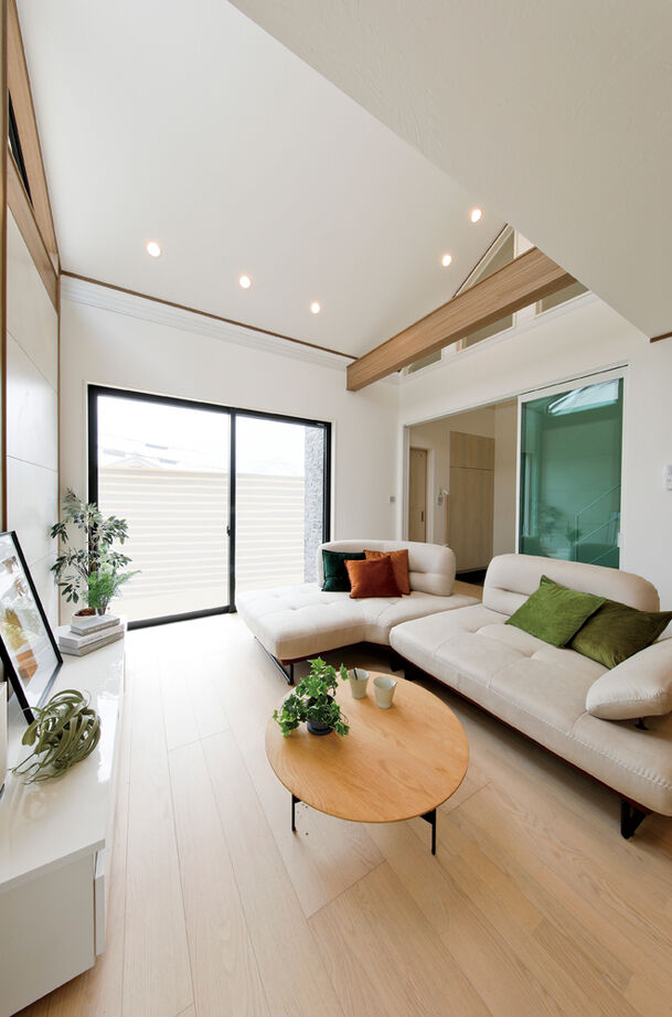 野村工務店 吹抜けのLDK+アウトドアリビングデッキで30畳を超える大空間。高台の開放感を満喫する家の建築実例画像7