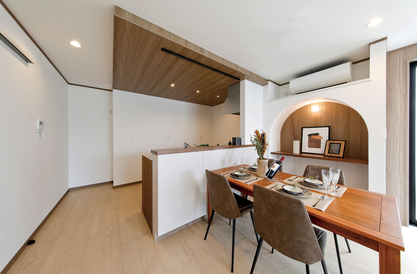 野村工務店 吹抜けのLDK+アウトドアリビングデッキで30畳を超える大空間。高台の開放感を満喫する家の建築実例画像8