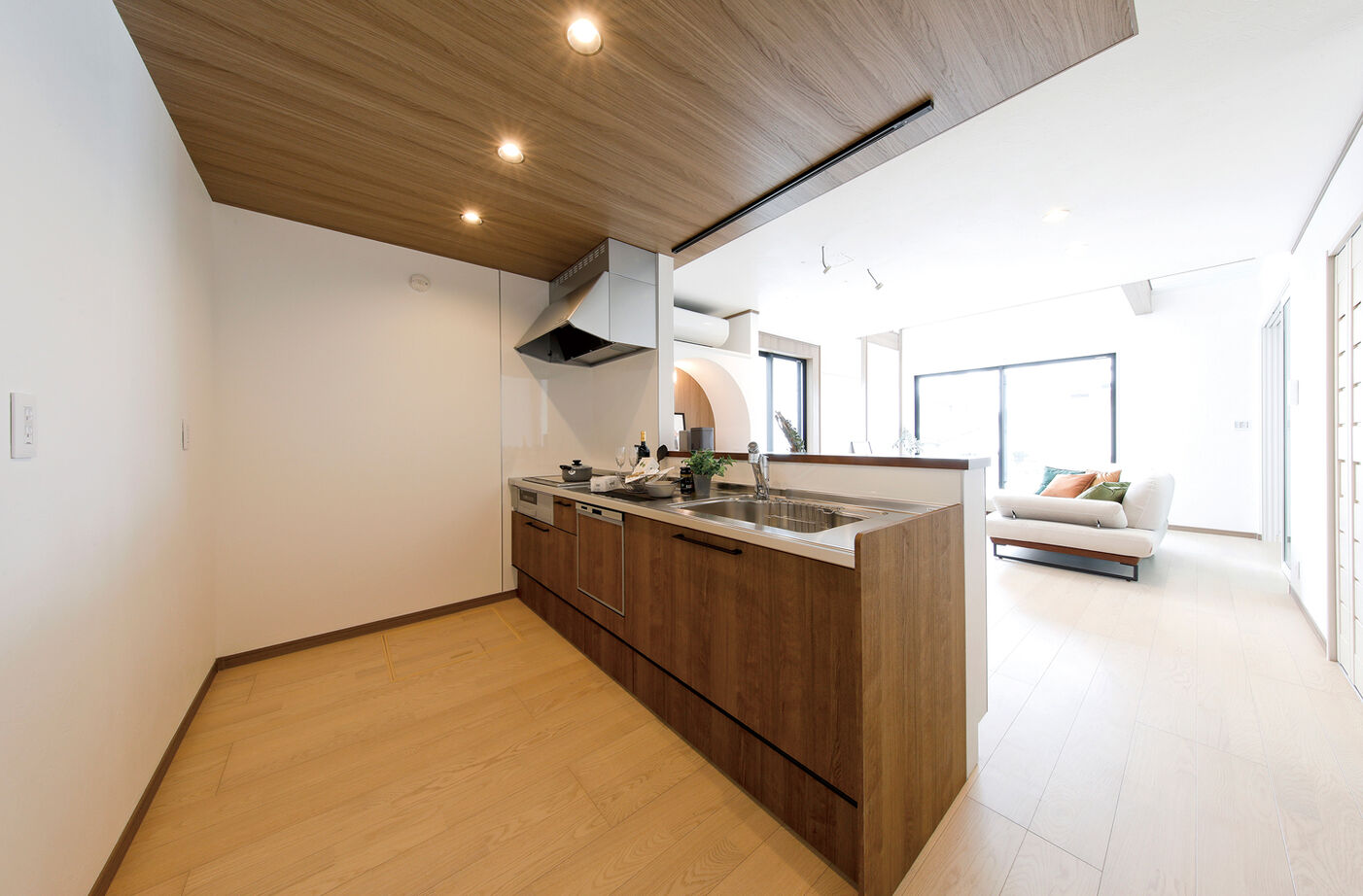 野村工務店 吹抜けのLDK+アウトドアリビングデッキで30畳を超える大空間。高台の開放感を満喫する家の建築実例画像9