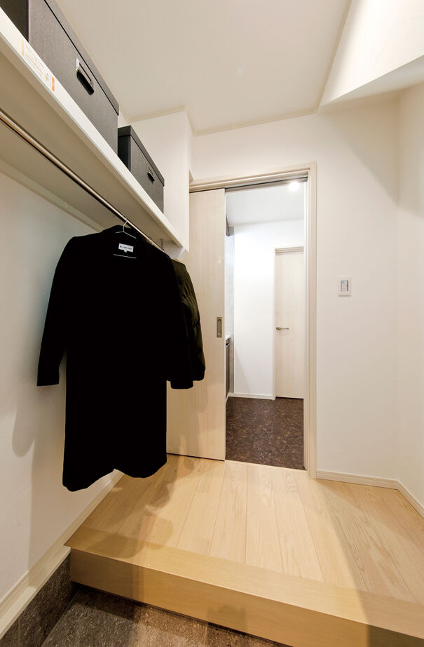 野村工務店 吹抜けのLDK+アウトドアリビングデッキで30畳を超える大空間。高台の開放感を満喫する家の建築実例画像10