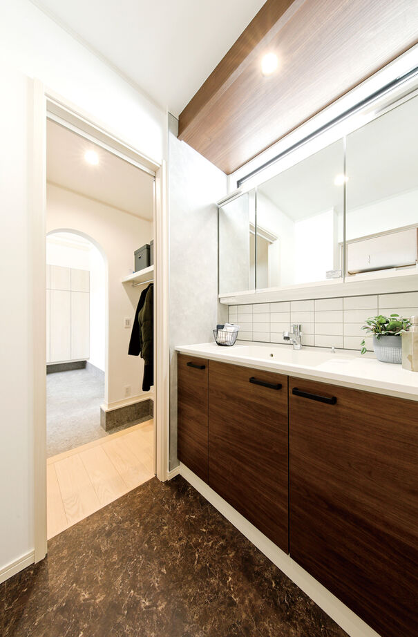 野村工務店 吹抜けのLDK+アウトドアリビングデッキで30畳を超える大空間。高台の開放感を満喫する家の建築実例画像11