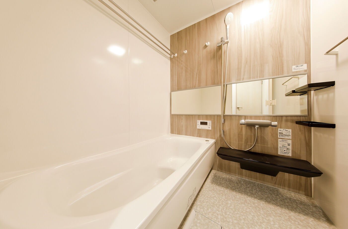 野村工務店 吹抜けのLDK+アウトドアリビングデッキで30畳を超える大空間。高台の開放感を満喫する家の建築実例画像12