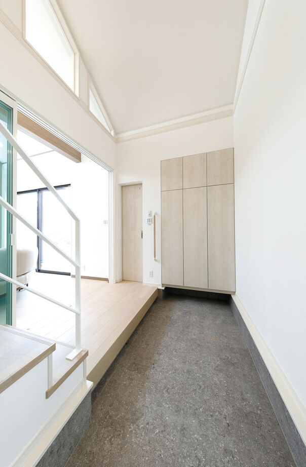 野村工務店 吹抜けのLDK+アウトドアリビングデッキで30畳を超える大空間。高台の開放感を満喫する家の建築実例画像13