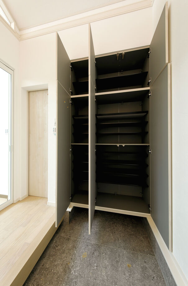 野村工務店 吹抜けのLDK+アウトドアリビングデッキで30畳を超える大空間。高台の開放感を満喫する家の建築実例画像14