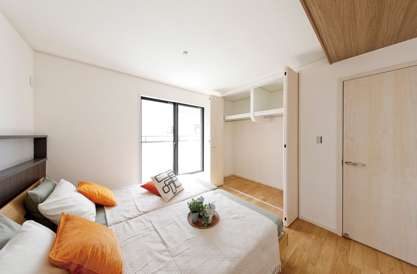 野村工務店 吹抜けのLDK+アウトドアリビングデッキで30畳を超える大空間。高台の開放感を満喫する家の建築実例画像16