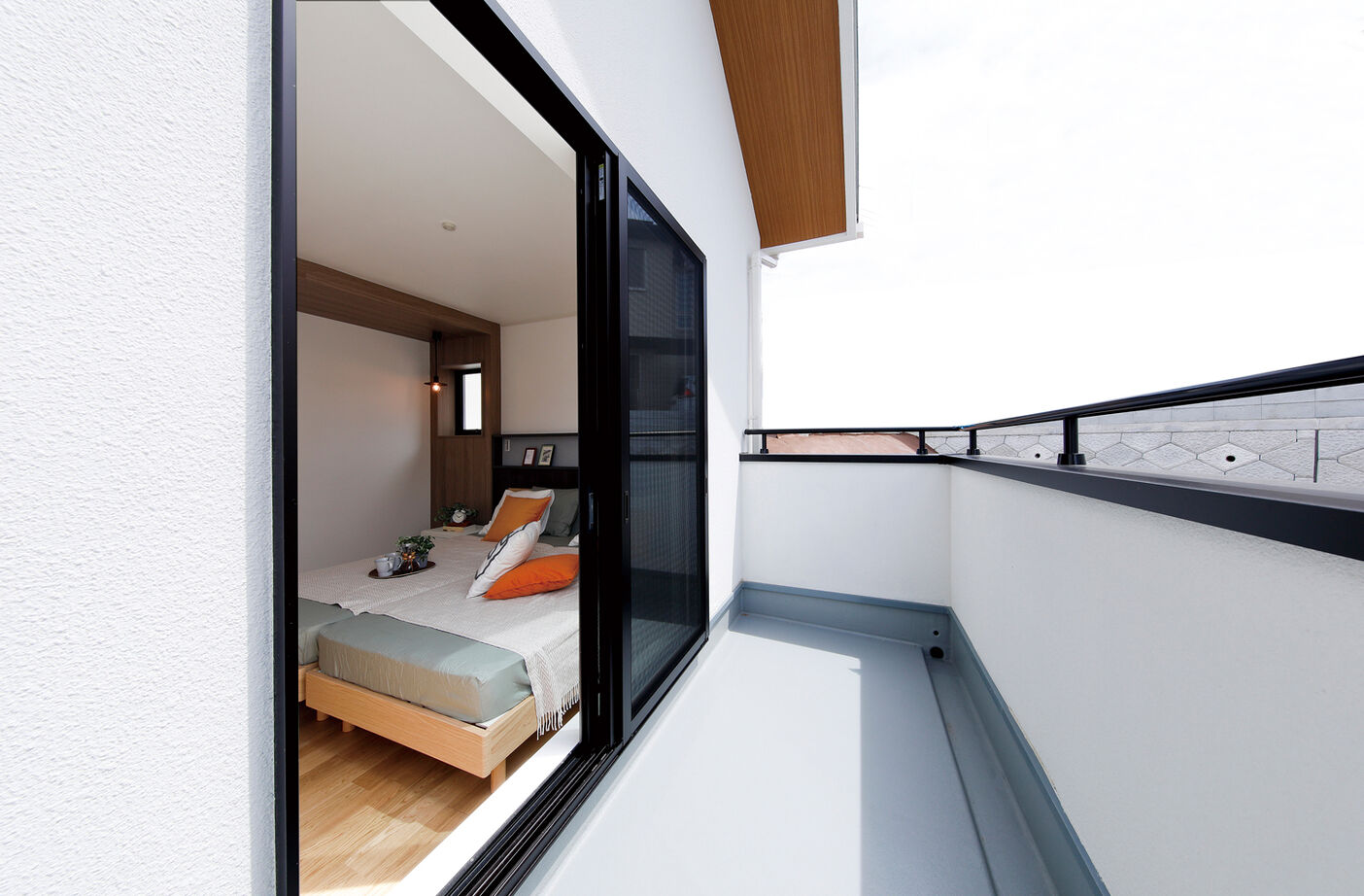 野村工務店 吹抜けのLDK+アウトドアリビングデッキで30畳を超える大空間。高台の開放感を満喫する家の建築実例画像17