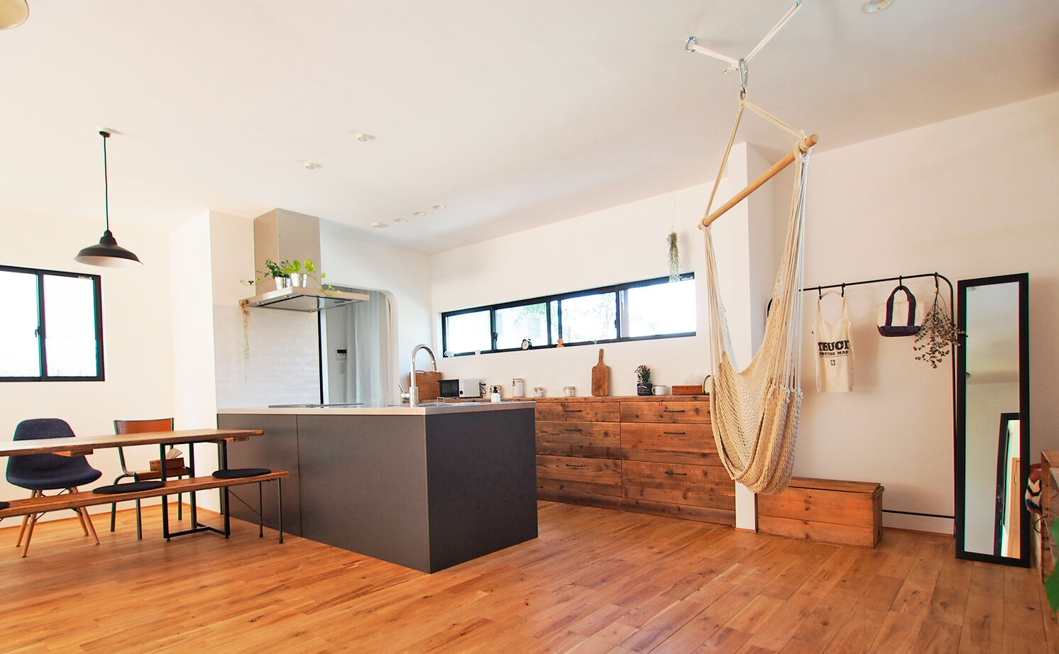 野村工務店 大好きなインテリアに囲まれた約28畳のLDKで、子どもや愛犬と過ごす豊かな家時間の建築実例画像10