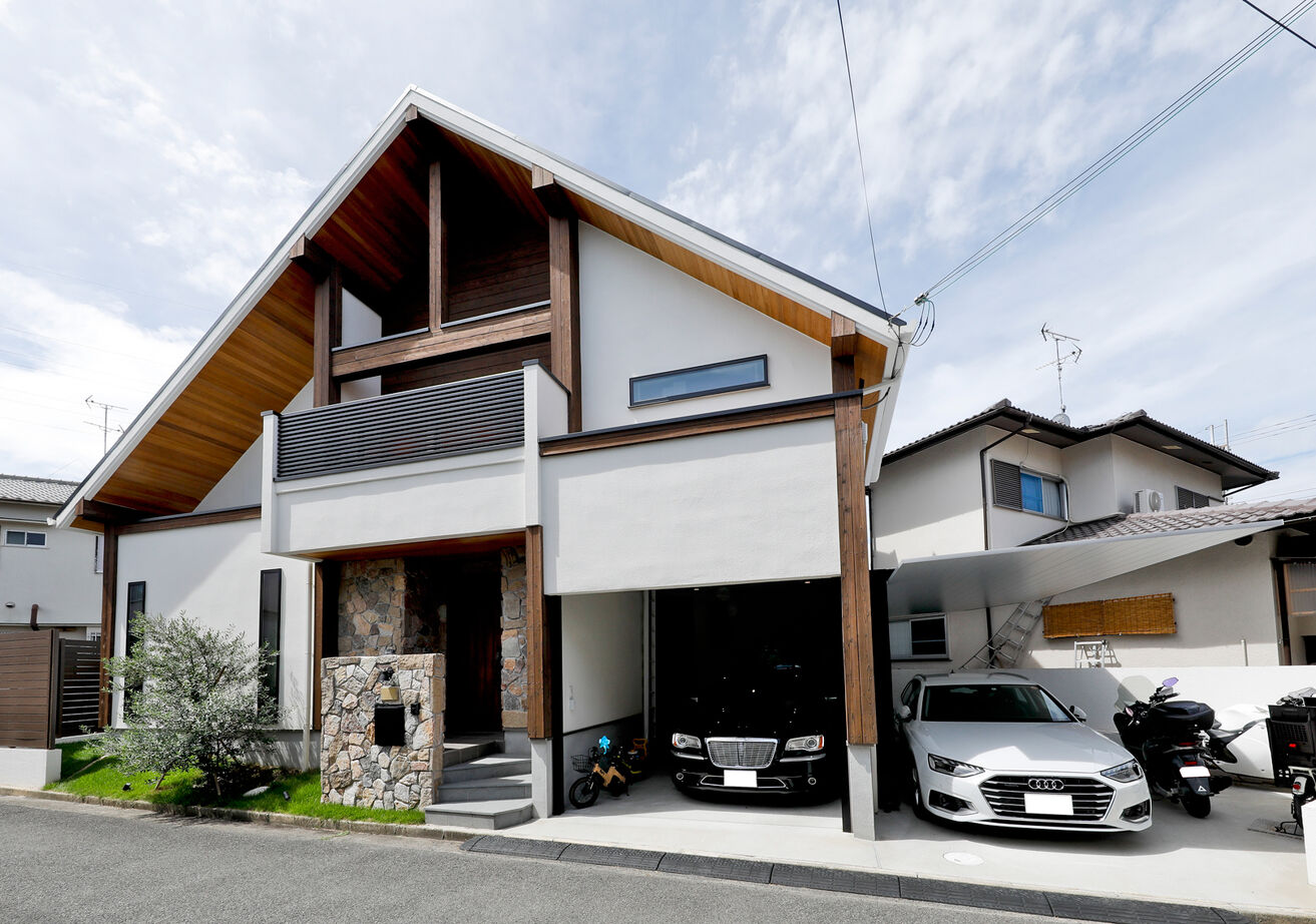野村工務店 ホームベース型の土地に建つ山小屋風の家。木やしっくいのぬくもりに溢れたLDKに、家族が自然と集まるの建築実例画像