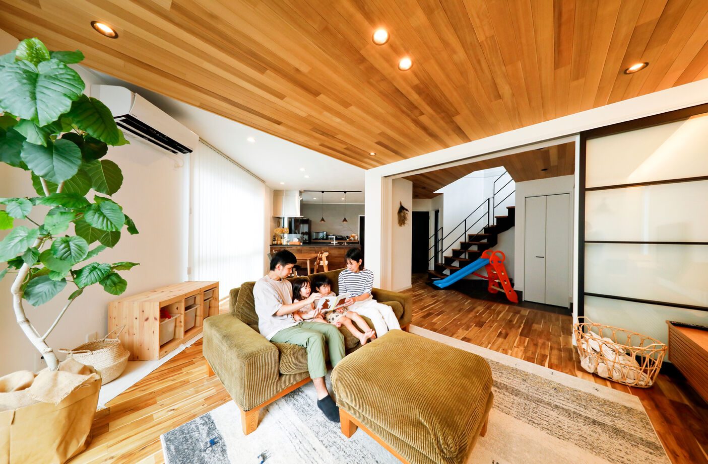 野村工務店 ホームベース型の土地に建つ山小屋風の家。木やしっくいのぬくもりに溢れたLDKに、家族が自然と集まるの建築実例画像2