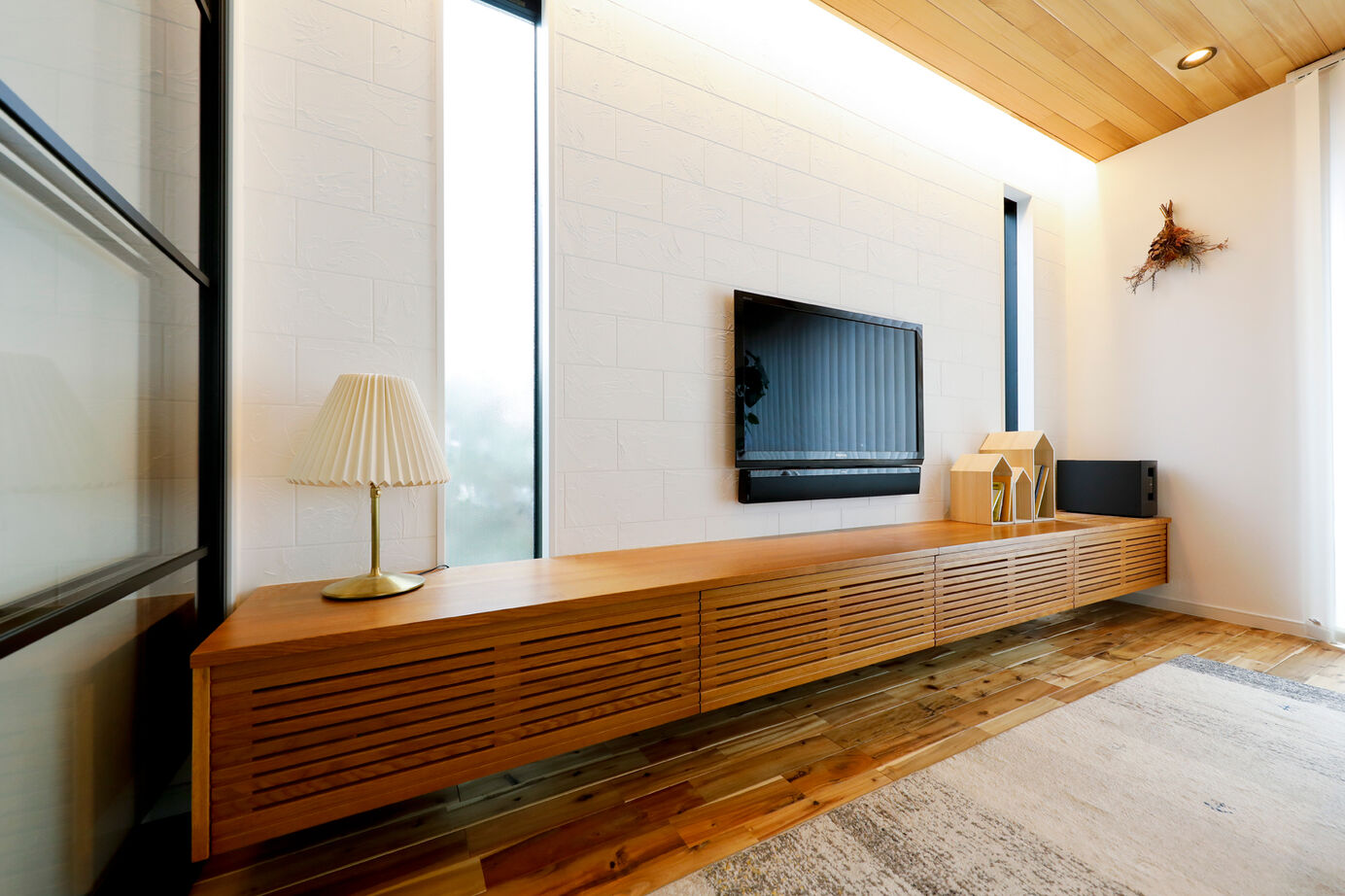 野村工務店 ホームベース型の土地に建つ山小屋風の家。木やしっくいのぬくもりに溢れたLDKに、家族が自然と集まるの建築実例画像3