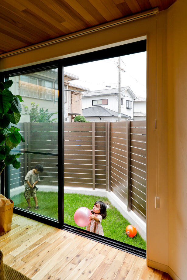 野村工務店 ホームベース型の土地に建つ山小屋風の家。木やしっくいのぬくもりに溢れたLDKに、家族が自然と集まるの建築実例画像4