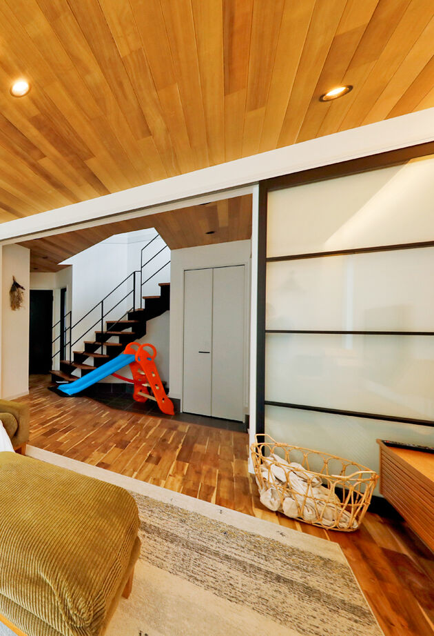 野村工務店 ホームベース型の土地に建つ山小屋風の家。木やしっくいのぬくもりに溢れたLDKに、家族が自然と集まるの建築実例画像5