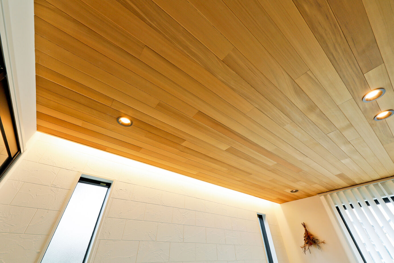 野村工務店 ホームベース型の土地に建つ山小屋風の家。木やしっくいのぬくもりに溢れたLDKに、家族が自然と集まるの建築実例画像6