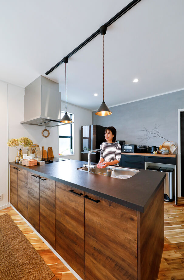 野村工務店 ホームベース型の土地に建つ山小屋風の家。木やしっくいのぬくもりに溢れたLDKに、家族が自然と集まるの建築実例画像8