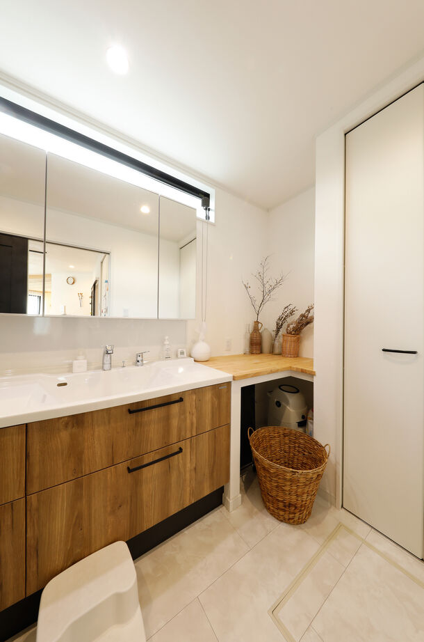 野村工務店 ホームベース型の土地に建つ山小屋風の家。木やしっくいのぬくもりに溢れたLDKに、家族が自然と集まるの建築実例画像10