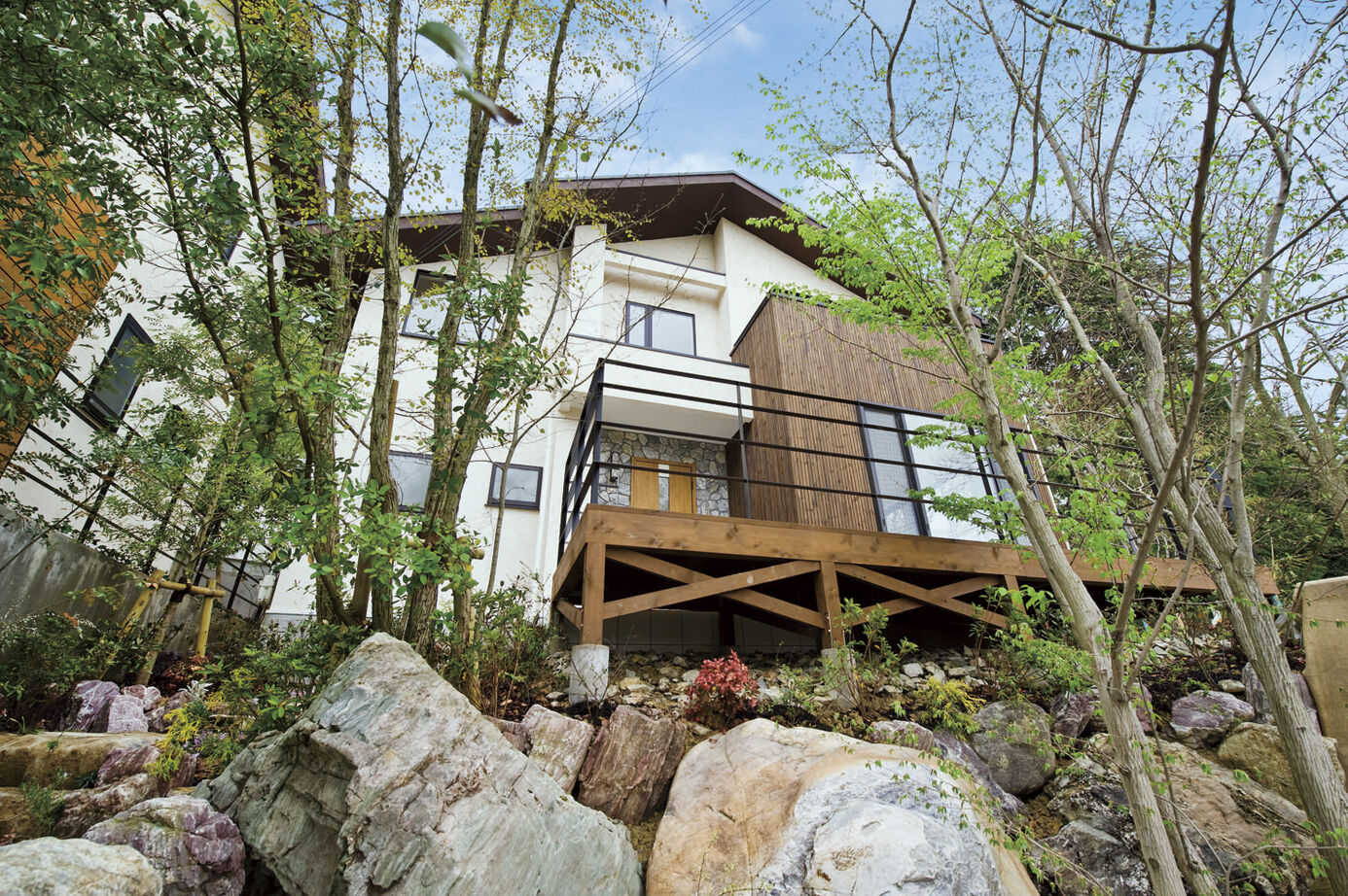 野村工務店 日常を非日常に。豊かな木々に囲まれ、プライベート感あふれる別荘のような家でゆったりリラックスの建築実例画像1