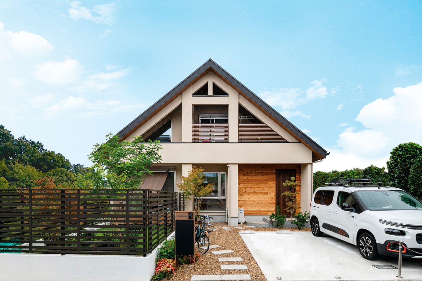 野村工務店 平屋感覚の住み心地で今も将来も安心！キャンプ好きのご家族が愛犬と暮らす、ドッグランのある家の建築実例画像