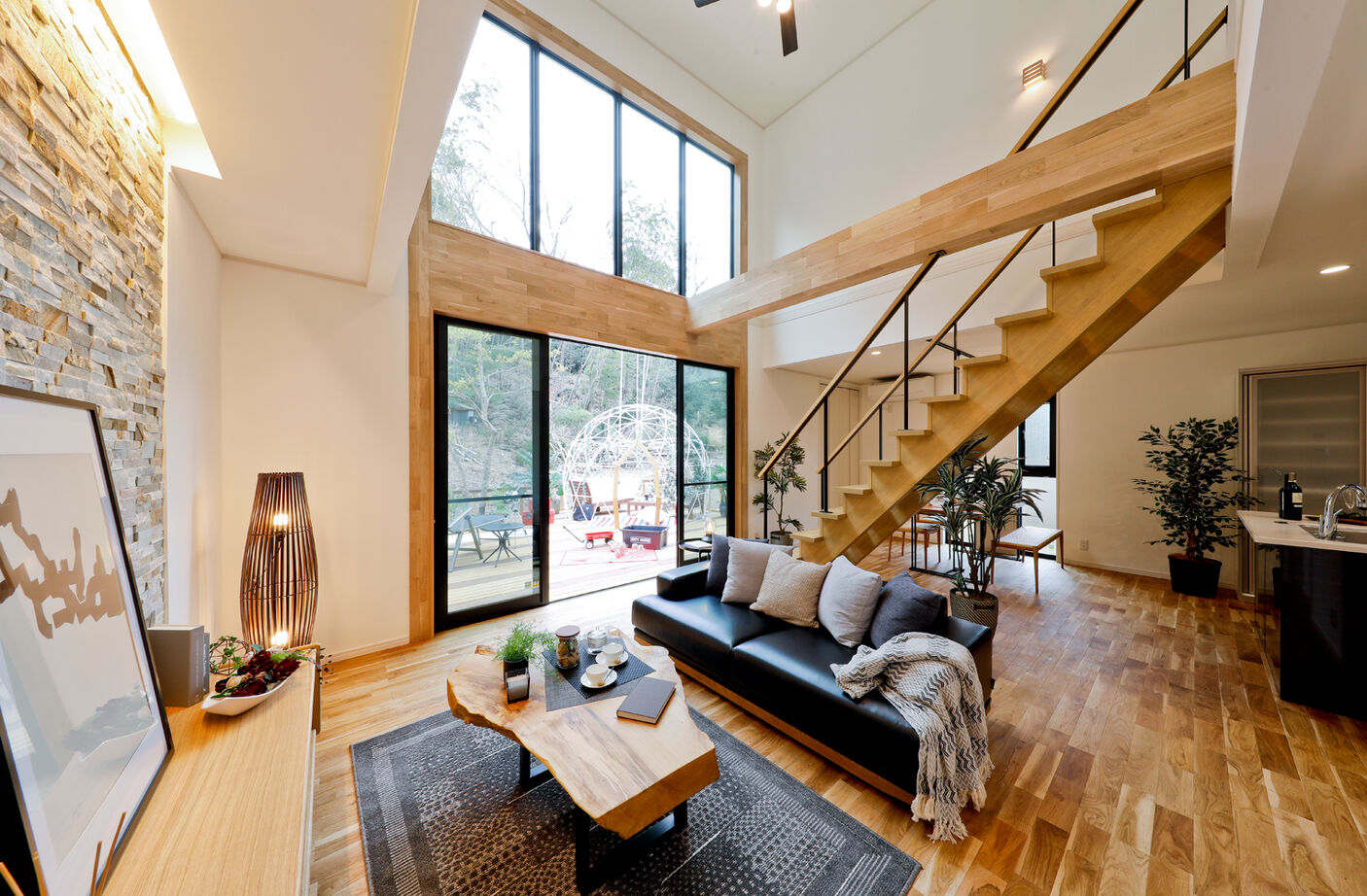 野村工務店 四方を庭に囲まれ、まるで森の中に佇むような住まい。約24畳のウッドデッキで豊かな自然を満喫するの建築実例画像2