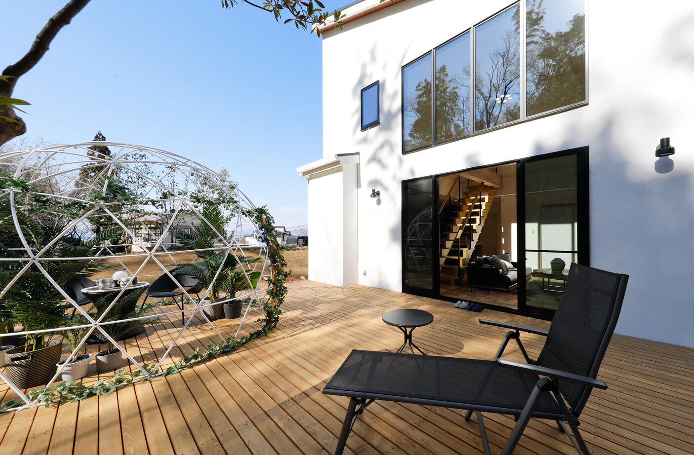 野村工務店 四方を庭に囲まれ、まるで森の中に佇むような住まい。約24畳のウッドデッキで豊かな自然を満喫するの建築実例画像4