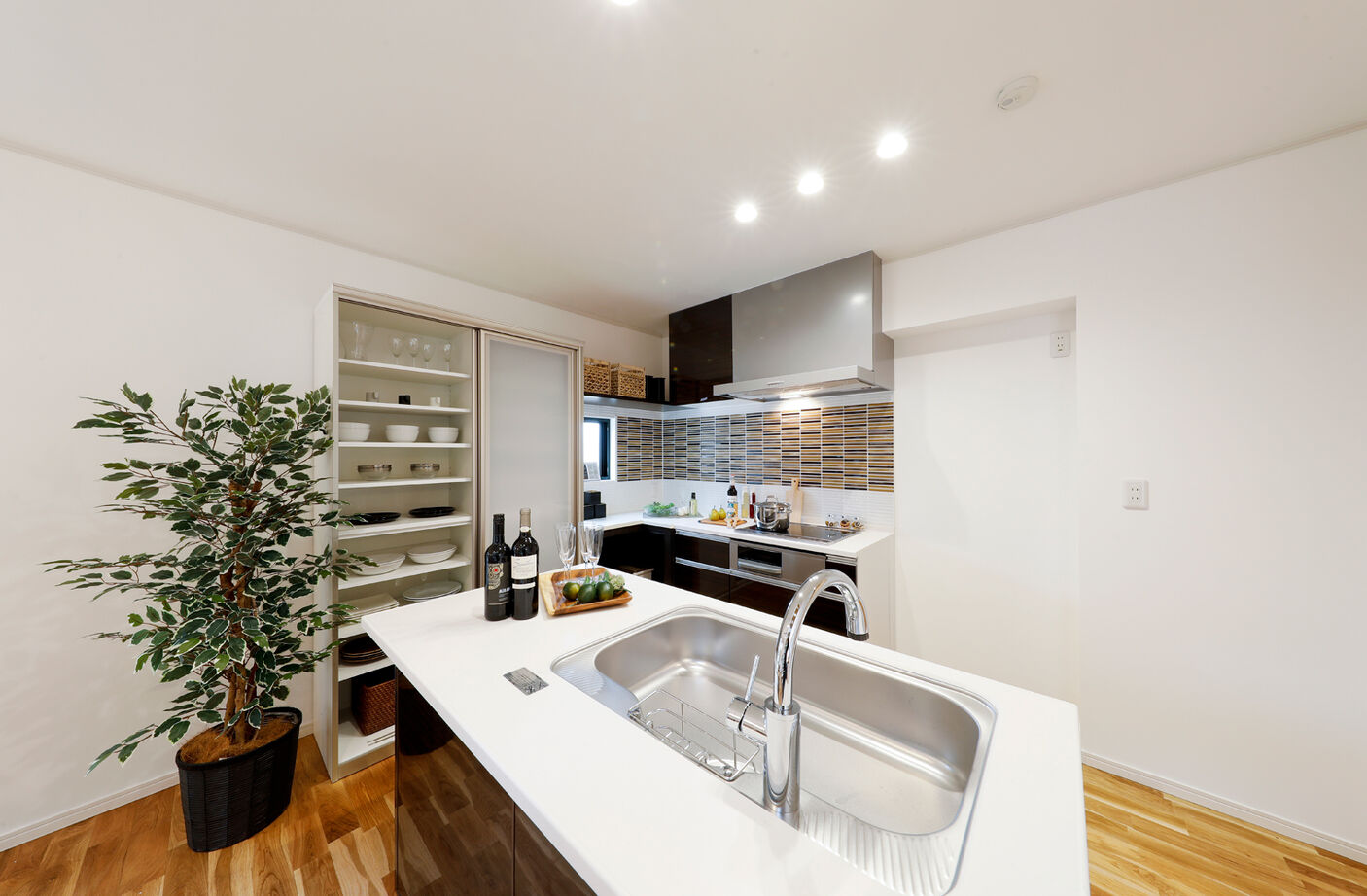 野村工務店 四方を庭に囲まれ、まるで森の中に佇むような住まい。約24畳のウッドデッキで豊かな自然を満喫するの建築実例画像8