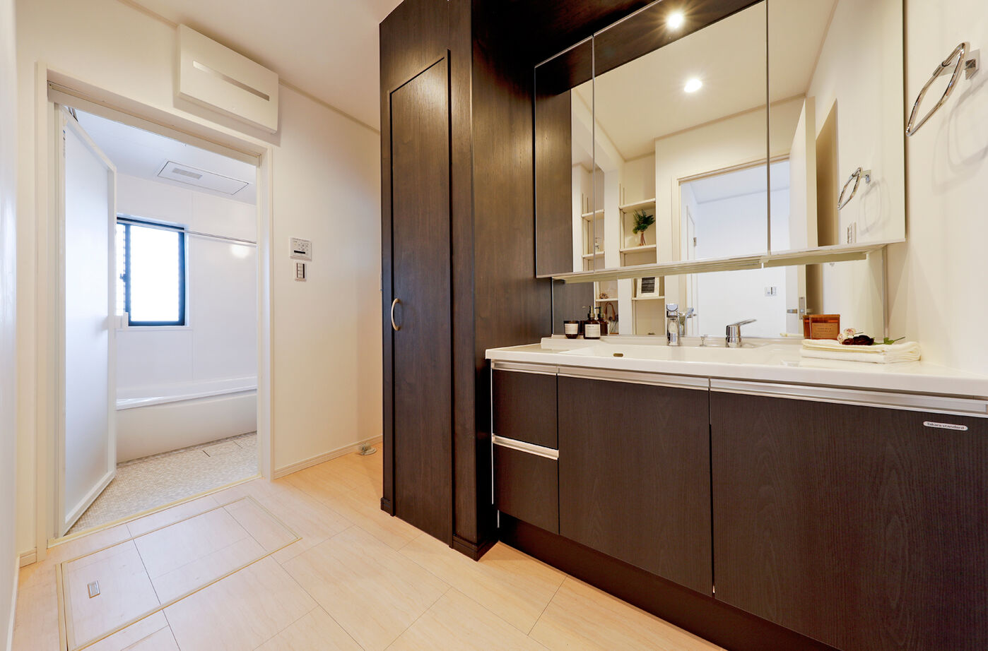 野村工務店 四方を庭に囲まれ、まるで森の中に佇むような住まい。約24畳のウッドデッキで豊かな自然を満喫するの建築実例画像10