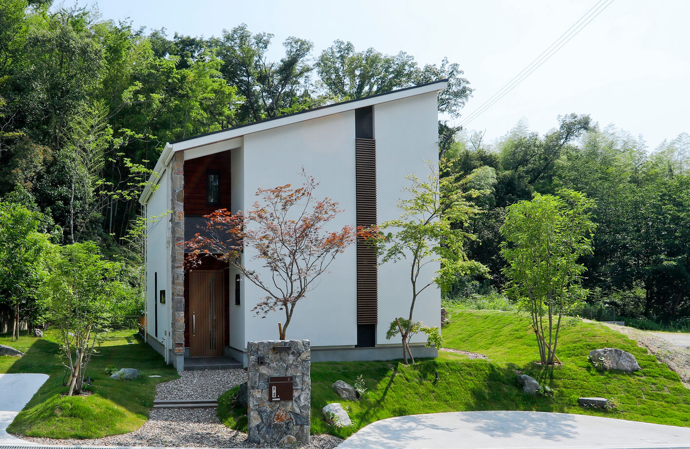 野村工務店 四方を庭に囲まれ、まるで森の中に佇むような住まい。約24畳のウッドデッキで豊かな自然を満喫するの建築実例画像20