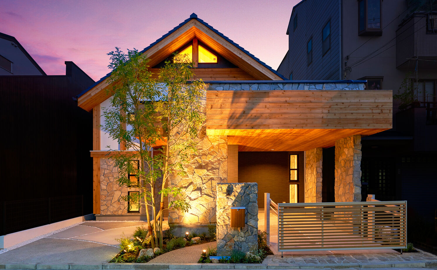 野村工務店 「光の回廊」や「中庭」を設計。都心の北西だけに開けた土地に建つ、たっぷりの光を取り込む家の建築実例画像