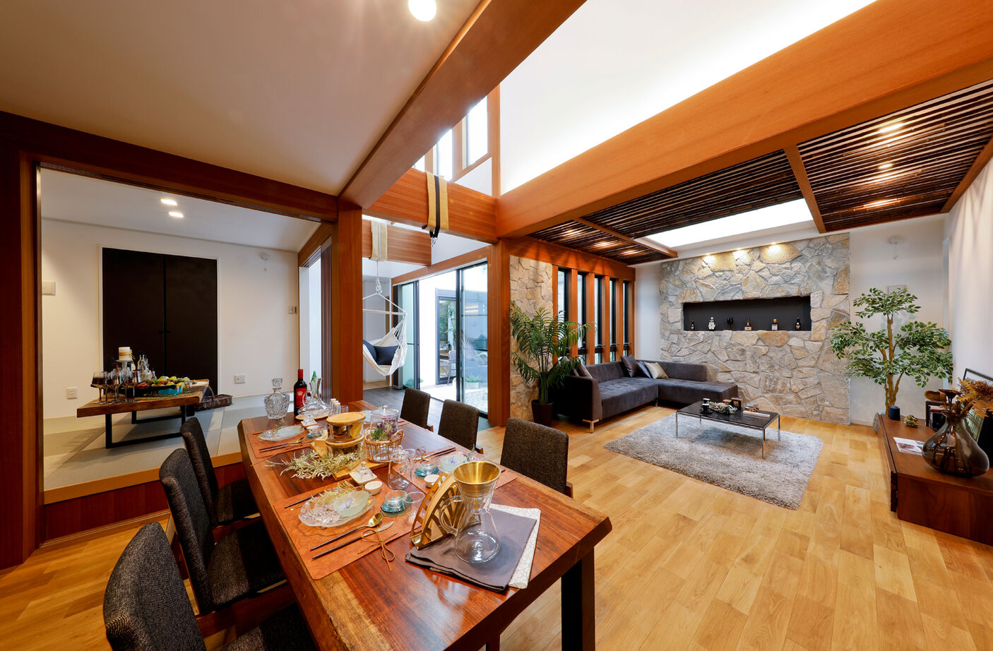 野村工務店 「光の回廊」や「中庭」を設計。都心の北西だけに開けた土地に建つ、たっぷりの光を取り込む家の建築実例画像2