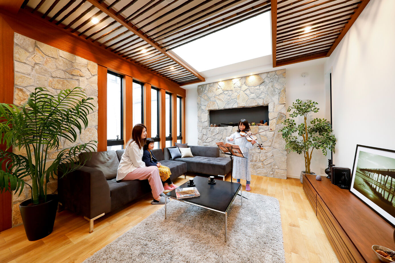 野村工務店 「光の回廊」や「中庭」を設計。都心の北西だけに開けた土地に建つ、たっぷりの光を取り込む家の建築実例画像3