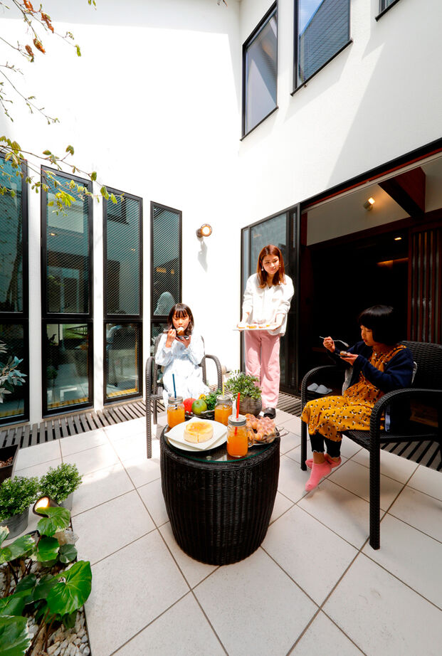 野村工務店 「光の回廊」や「中庭」を設計。都心の北西だけに開けた土地に建つ、たっぷりの光を取り込む家の建築実例画像6