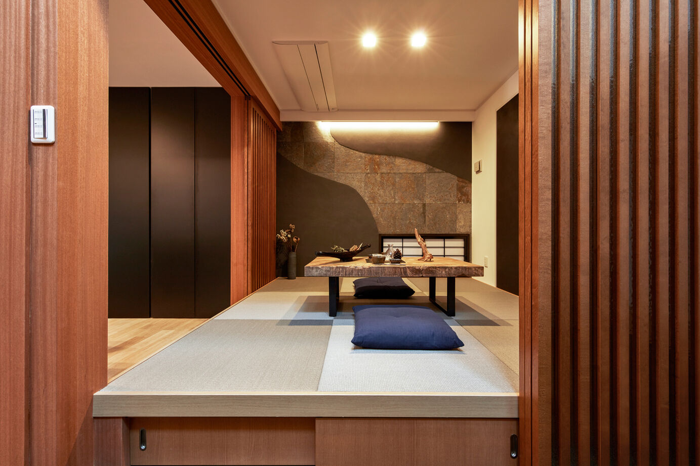 野村工務店 「光の回廊」や「中庭」を設計。都心の北西だけに開けた土地に建つ、たっぷりの光を取り込む家の建築実例画像10