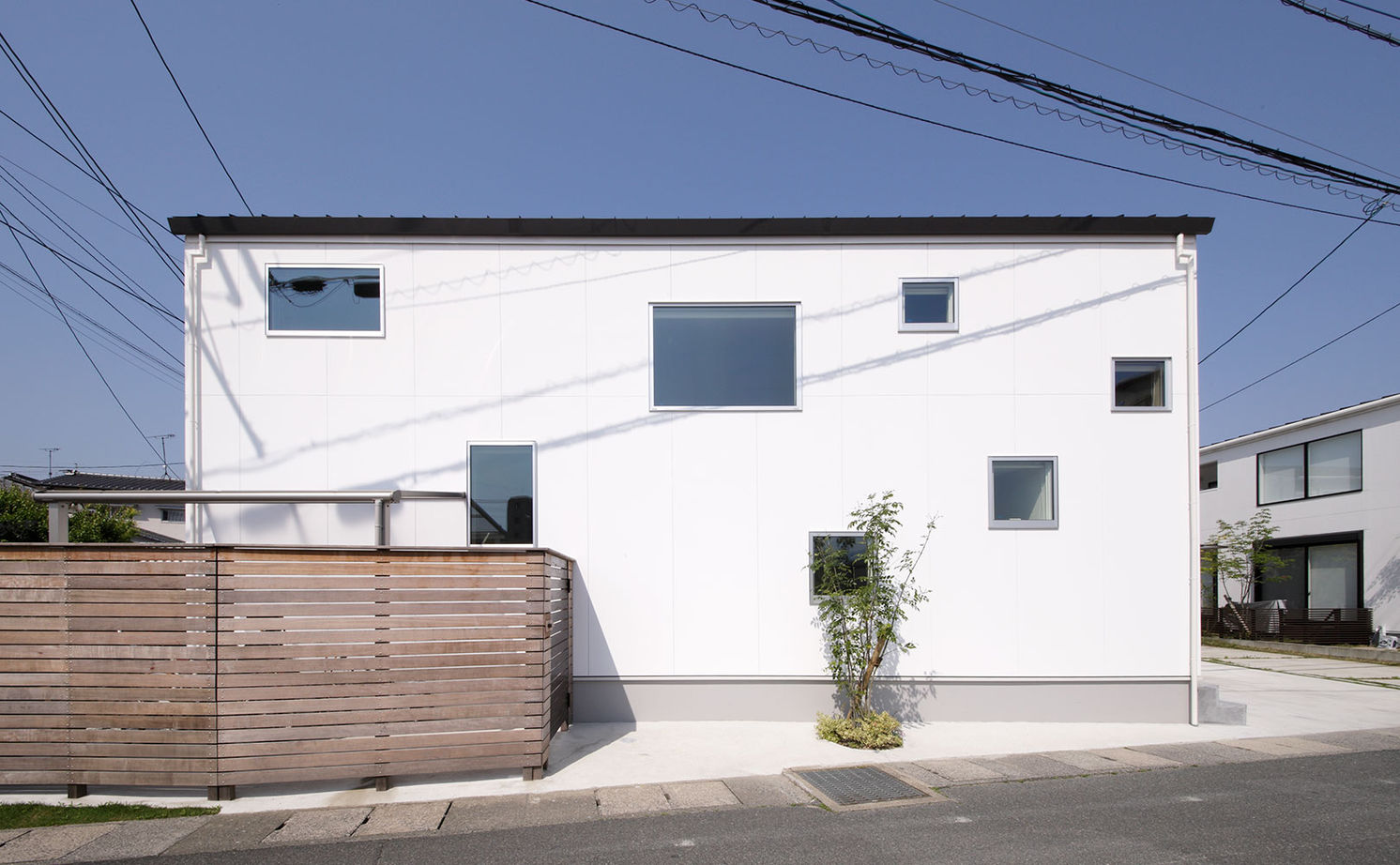 ディー・アンド・エイチ 【春日市/大きな吹き抜け/スケルトン階段】三角屋根の白い家。どんどん増える物も片付く多彩な収納スペースの建築実例画像2