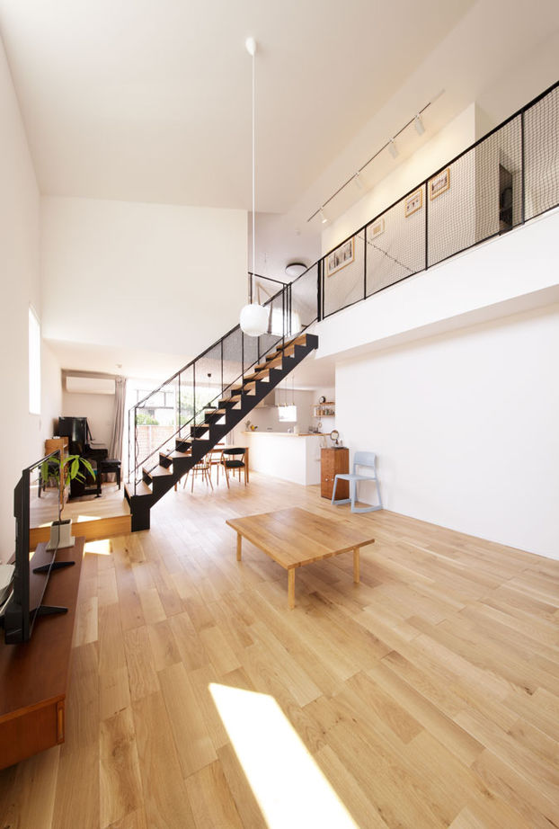 ディー・アンド・エイチ 【春日市/大きな吹き抜け/スケルトン階段】三角屋根の白い家。どんどん増える物も片付く多彩な収納スペースの建築実例画像3