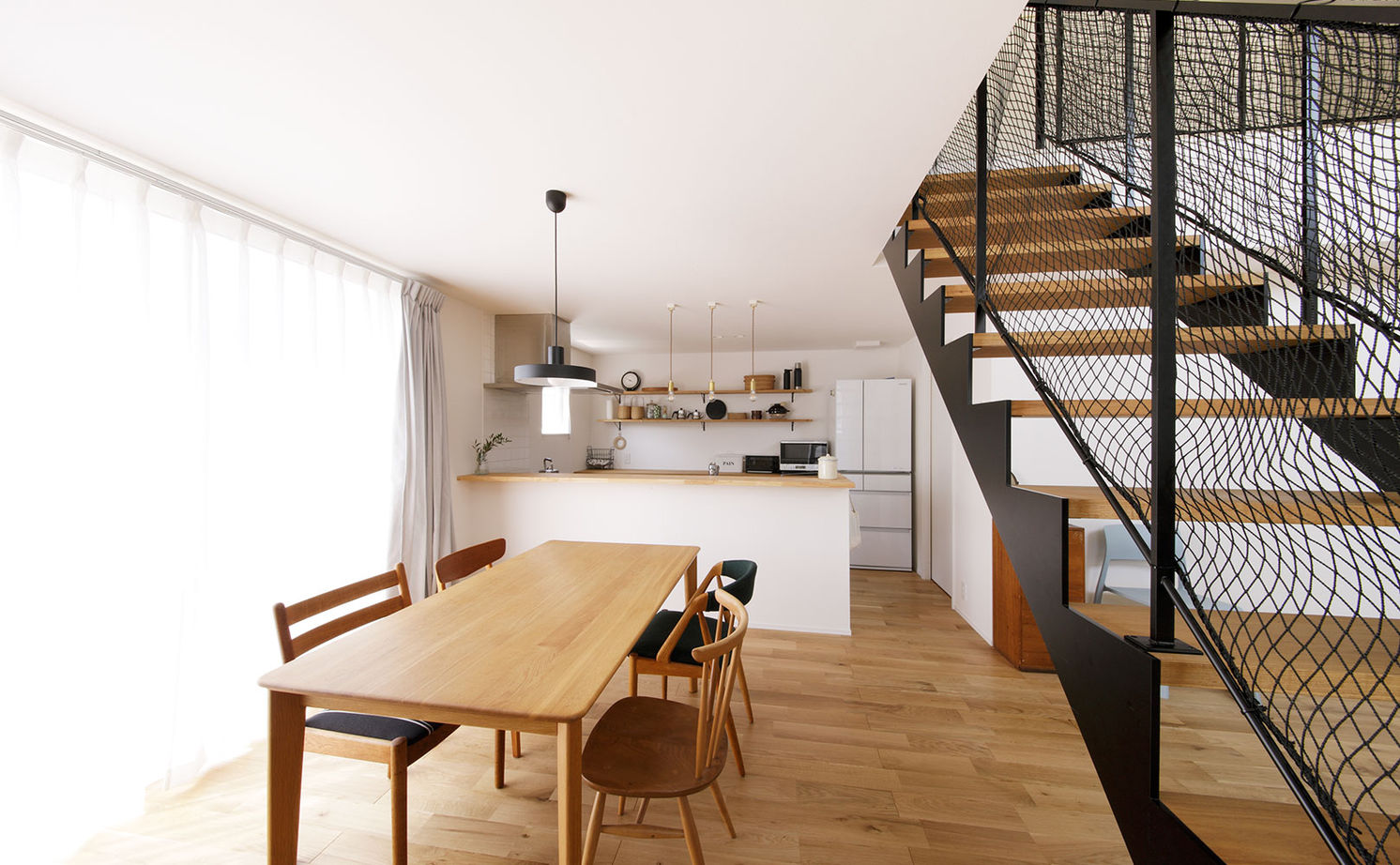 ディー・アンド・エイチ 【春日市/大きな吹き抜け/スケルトン階段】三角屋根の白い家。どんどん増える物も片付く多彩な収納スペースの建築実例画像4