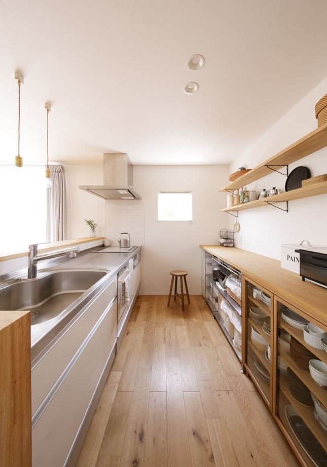 ディー・アンド・エイチ 【春日市/大きな吹き抜け/スケルトン階段】三角屋根の白い家。どんどん増える物も片付く多彩な収納スペースの建築実例画像5