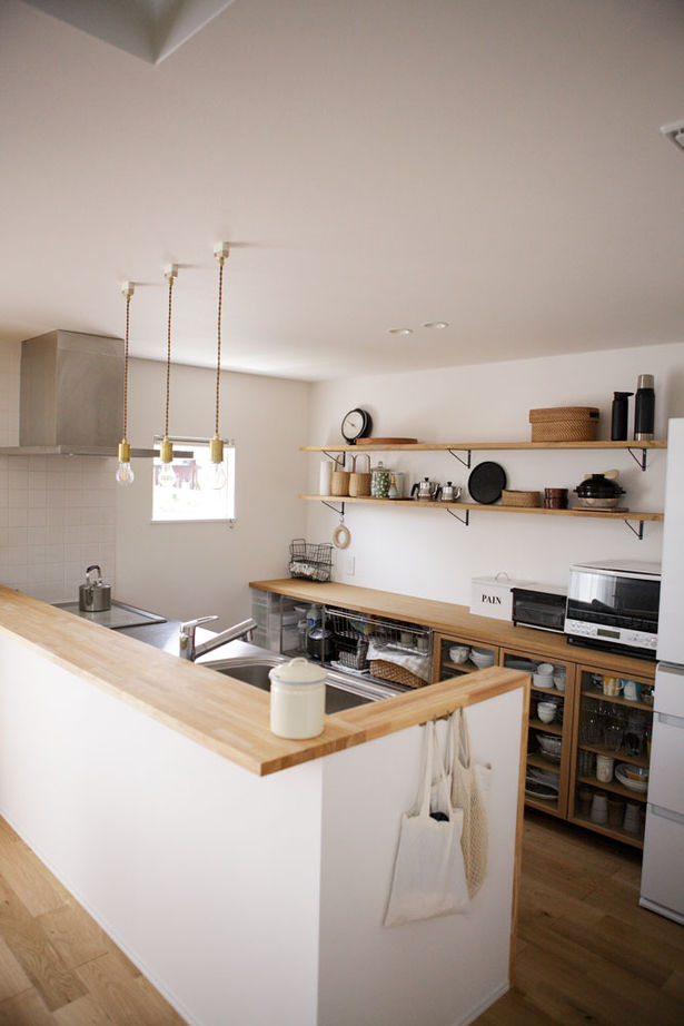 ディー・アンド・エイチ 【春日市/大きな吹き抜け/スケルトン階段】三角屋根の白い家。どんどん増える物も片付く多彩な収納スペースの建築実例画像6