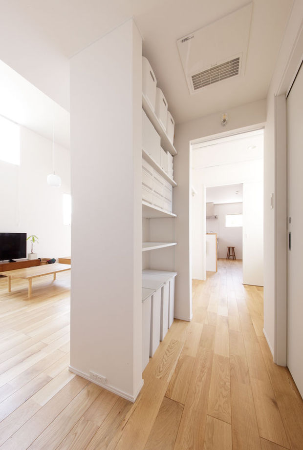 ディー・アンド・エイチ 【春日市/大きな吹き抜け/スケルトン階段】三角屋根の白い家。どんどん増える物も片付く多彩な収納スペースの建築実例画像7