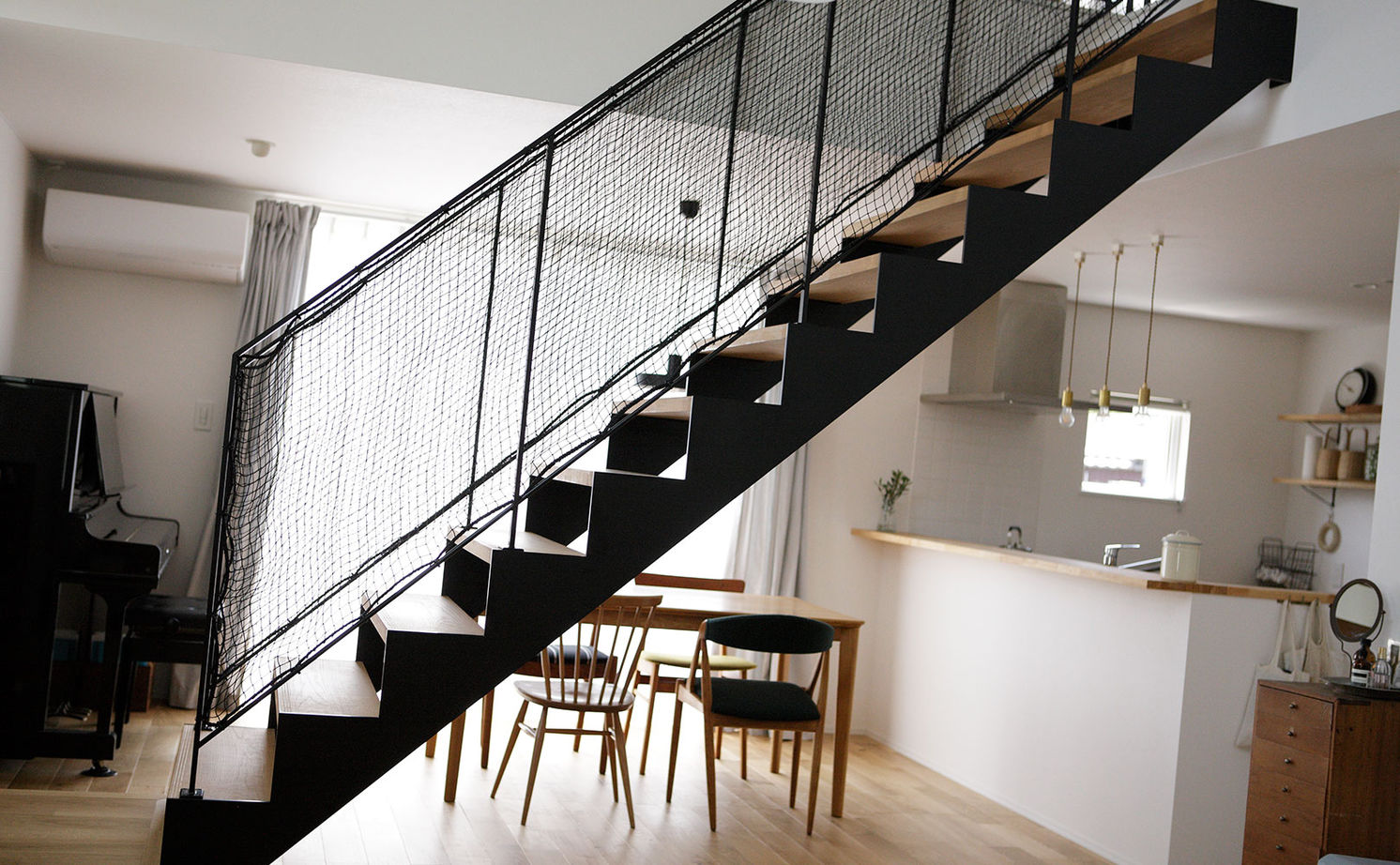 ディー・アンド・エイチ 【春日市/大きな吹き抜け/スケルトン階段】三角屋根の白い家。どんどん増える物も片付く多彩な収納スペースの建築実例画像8