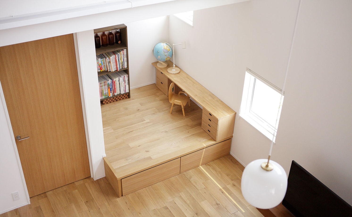 ディー・アンド・エイチ 【春日市/大きな吹き抜け/スケルトン階段】三角屋根の白い家。どんどん増える物も片付く多彩な収納スペースの建築実例画像9