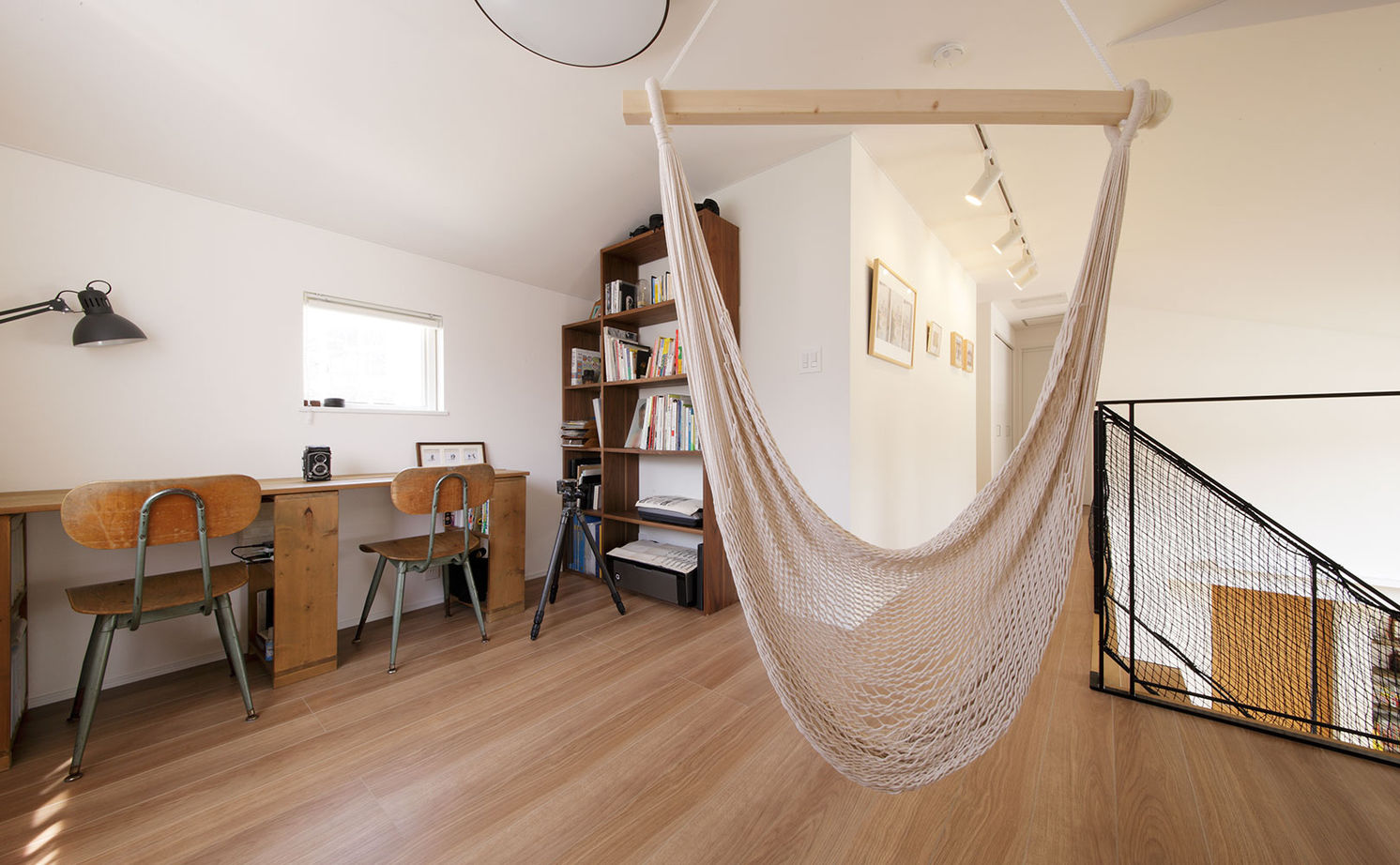 ディー・アンド・エイチ 【春日市/大きな吹き抜け/スケルトン階段】三角屋根の白い家。どんどん増える物も片付く多彩な収納スペースの建築実例画像10