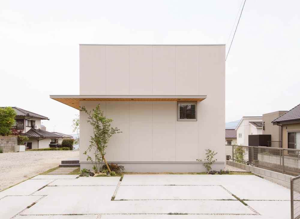 ディー・アンド・エイチ 【福岡/高気密高断熱/吹抜け/収納充実】吹抜リビングはいつもすっきり／便利なファミリークローゼットの建築実例画像1