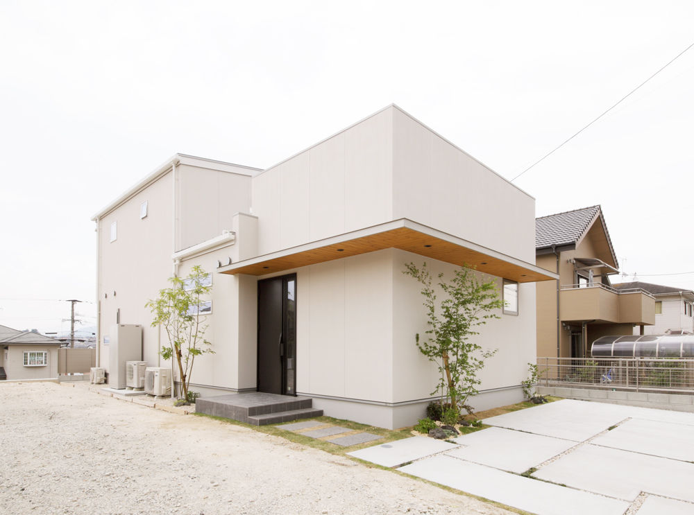 ディー・アンド・エイチ 【福岡/高気密高断熱/吹抜け/収納充実】吹抜リビングはいつもすっきり／便利なファミリークローゼットの建築実例画像2