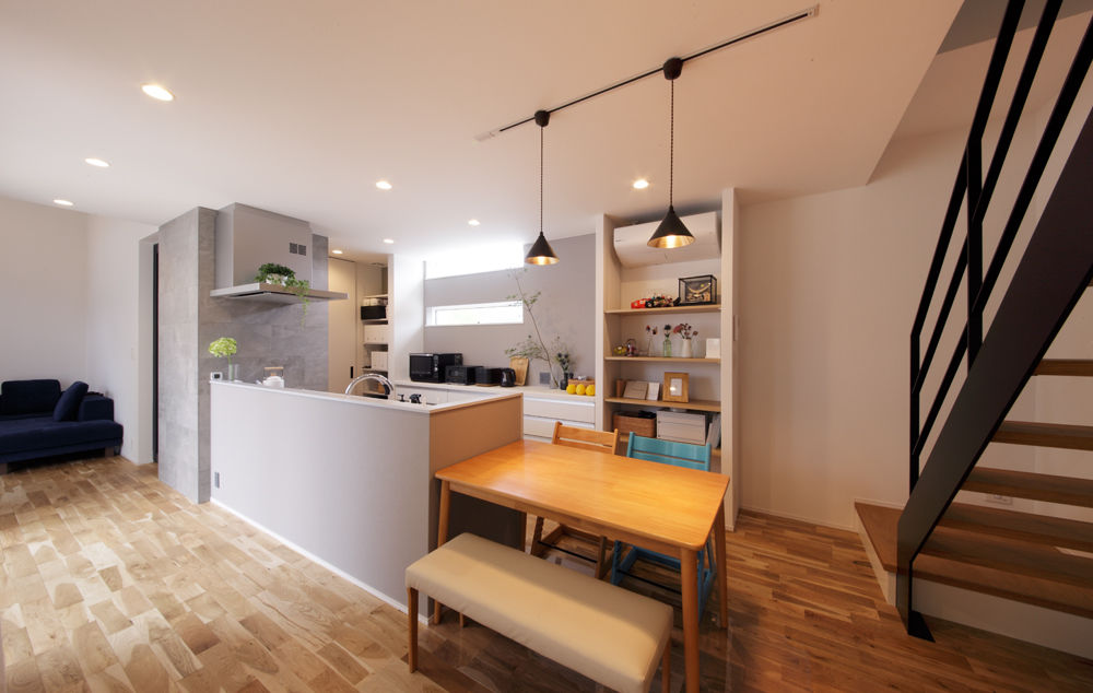 ディー・アンド・エイチ 【福岡/高気密高断熱/吹抜け/収納充実】吹抜リビングはいつもすっきり／便利なファミリークローゼットの建築実例画像3