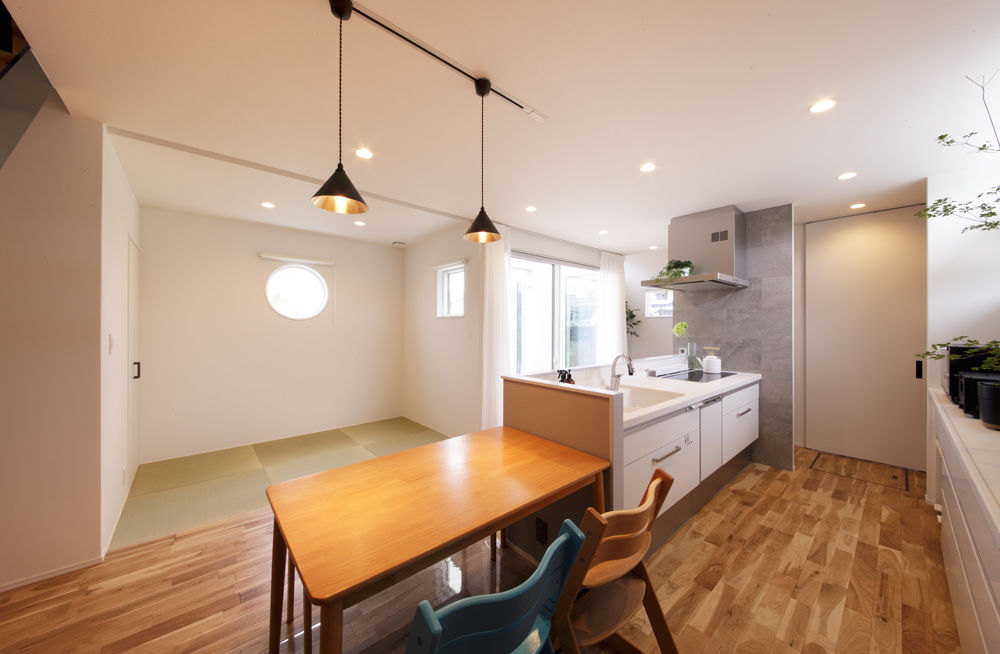 ディー・アンド・エイチ 【福岡/高気密高断熱/吹抜け/収納充実】吹抜リビングはいつもすっきり／便利なファミリークローゼットの建築実例画像4