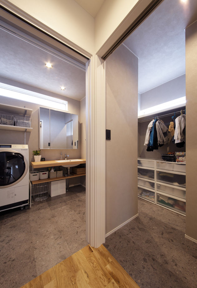 ディー・アンド・エイチ 【福岡/高気密高断熱/吹抜け/収納充実】吹抜リビングはいつもすっきり／便利なファミリークローゼットの建築実例画像7