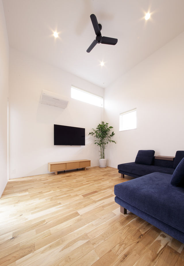 ディー・アンド・エイチ 【福岡/高気密高断熱/吹抜け/収納充実】吹抜リビングはいつもすっきり／便利なファミリークローゼットの建築実例画像8